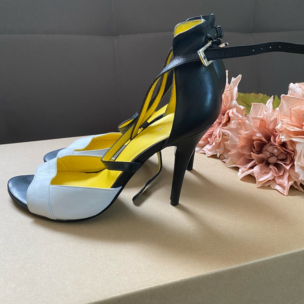 Used Black and White Bandolino Sandal 9.5